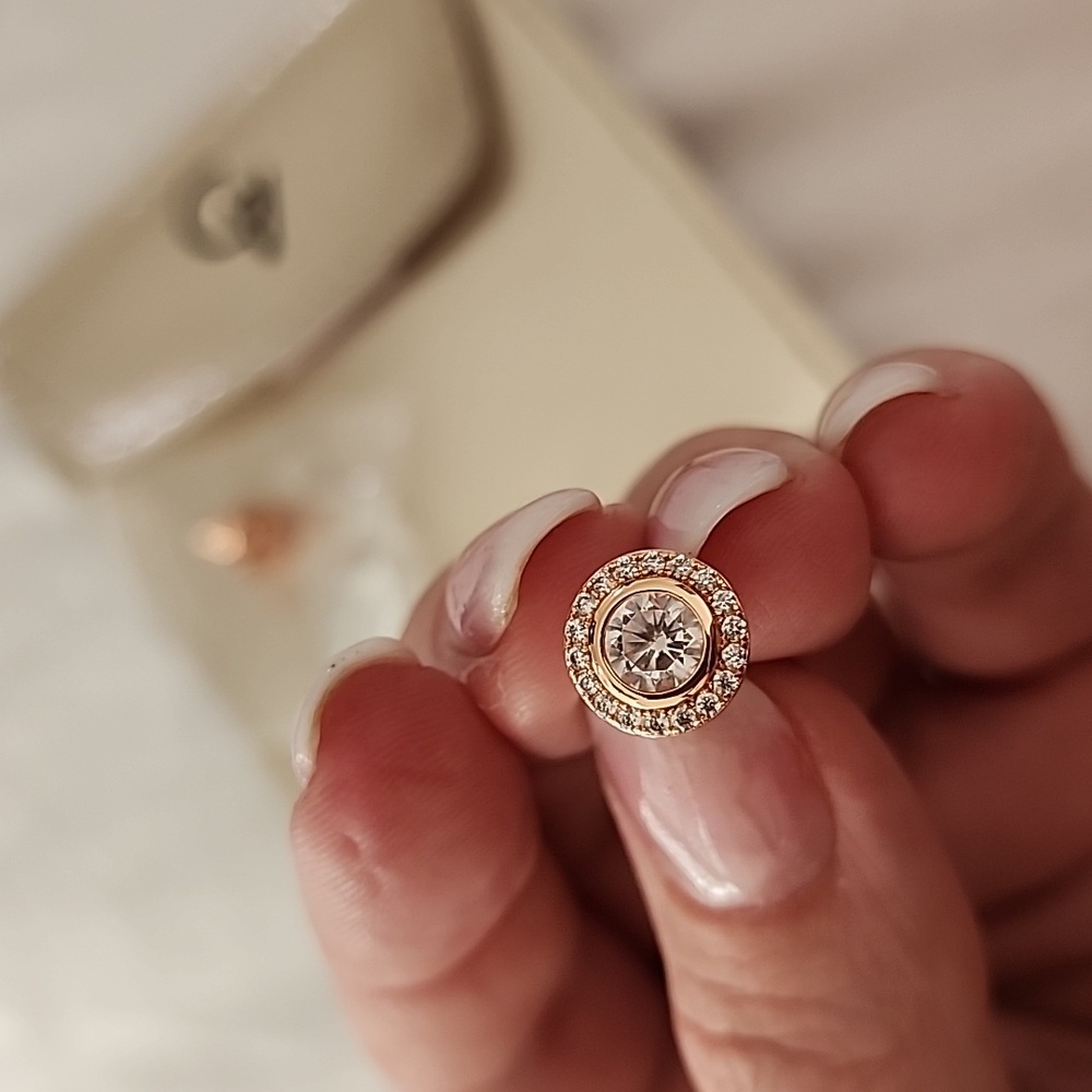 NWT Stunning Genevive Rose Gold Faux Diamond Filagree Studs
